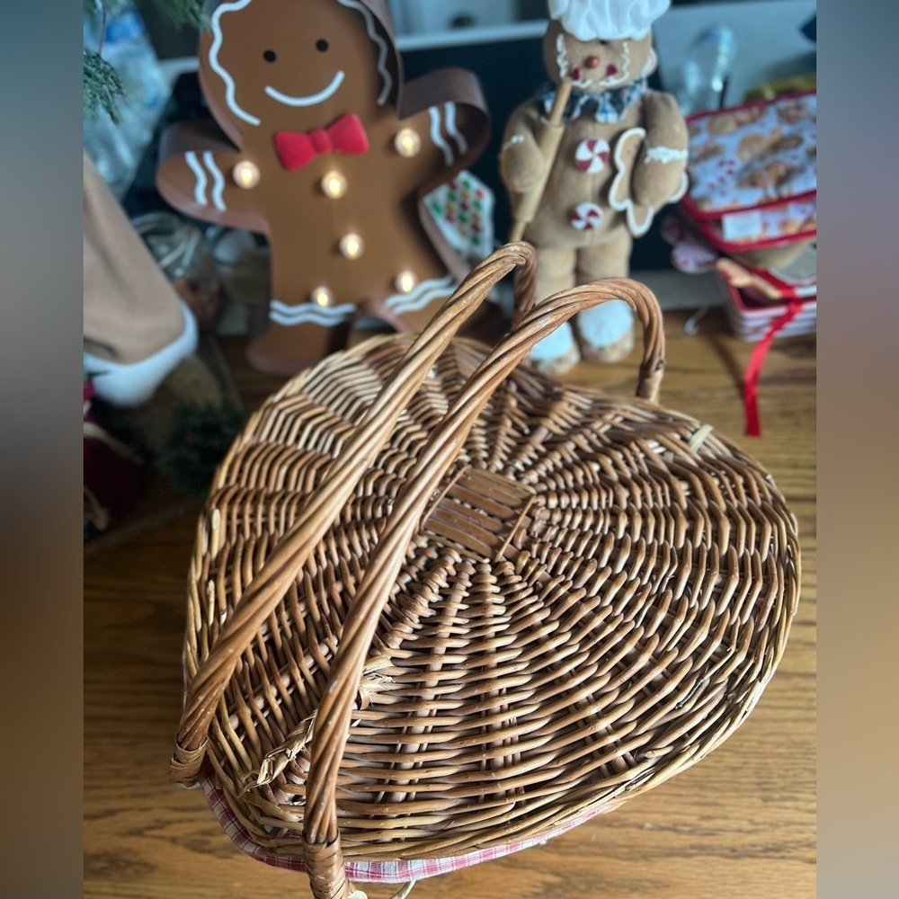 🩷 Rare Vintage 1972 Large
Heart Shape Wicker
Basket ‼️FINAL SALE - Picture 9 of 10